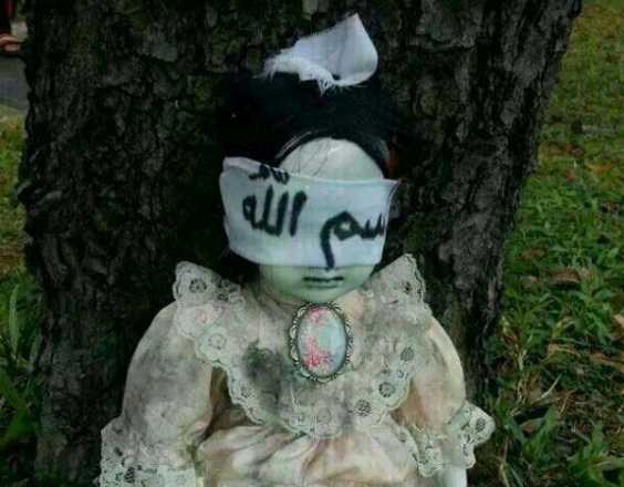 This Doll Was Found Against Up A Tree In Singapore.. It Was Blindfolded.. The Real Story Behind It Gave Me Chills! OMG! Scary!