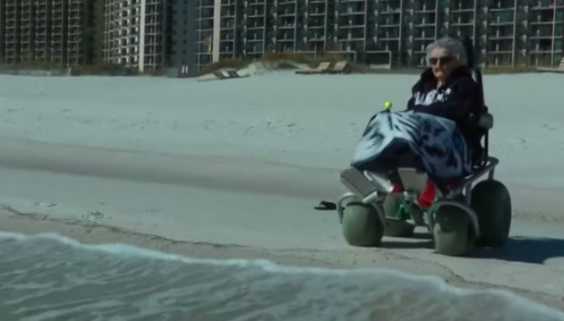 100-Year-Old Woman Sees Ocean For The First Time, And Her Reaction Is So Priceless.