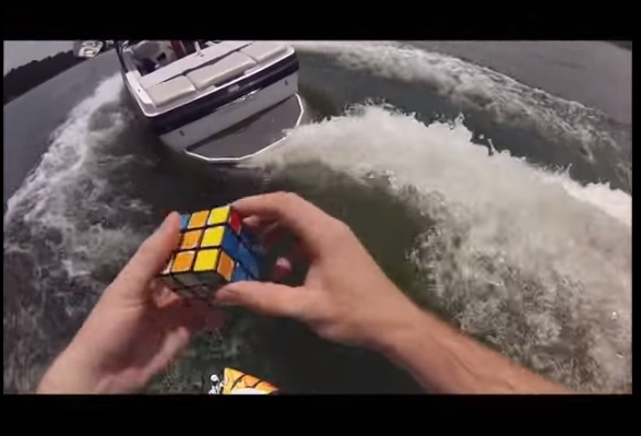 Watch How This Guy Tried Solving Rubik’s Cube While Surfing