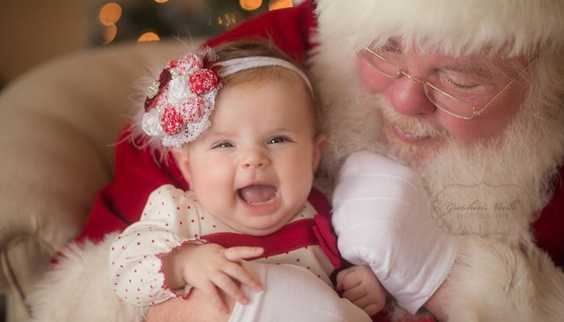 Adorable Babies’ First Ever Christmas Photo Shoot