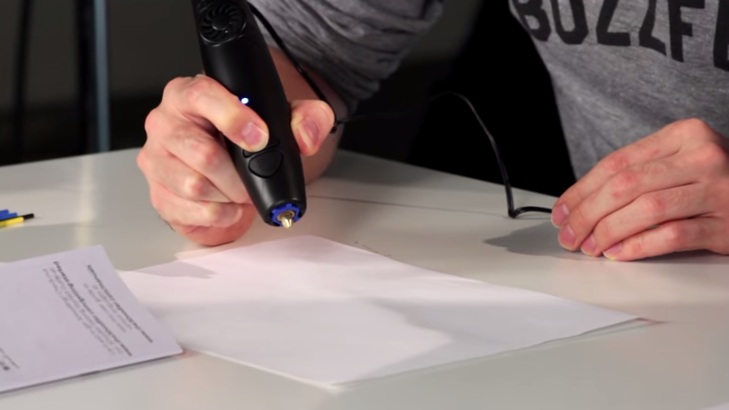 Watch How These Guys Use 3D Pen For The First Time