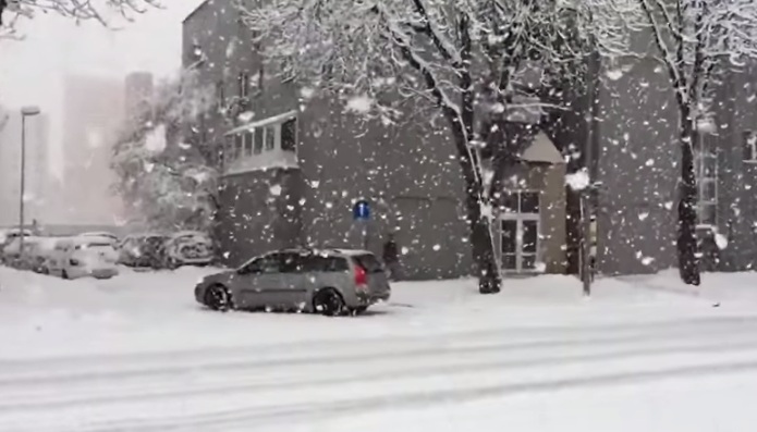 Incredible Footage Of Massive Snowflakes Captured In Slow Motion HD