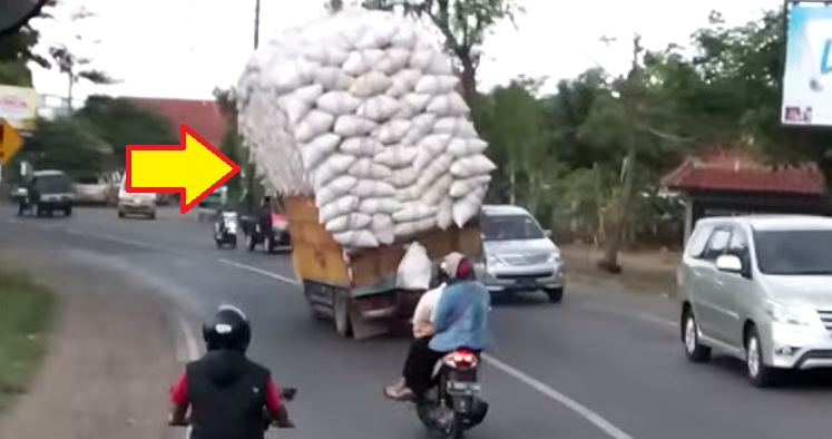 Watch What Happened To This Overloaded Truck While Transporting Goods