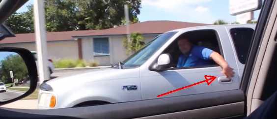 Guy Pranks Several Drivers That They Left Their Keys On Their Car’s Door And They Ridiculously Believed It