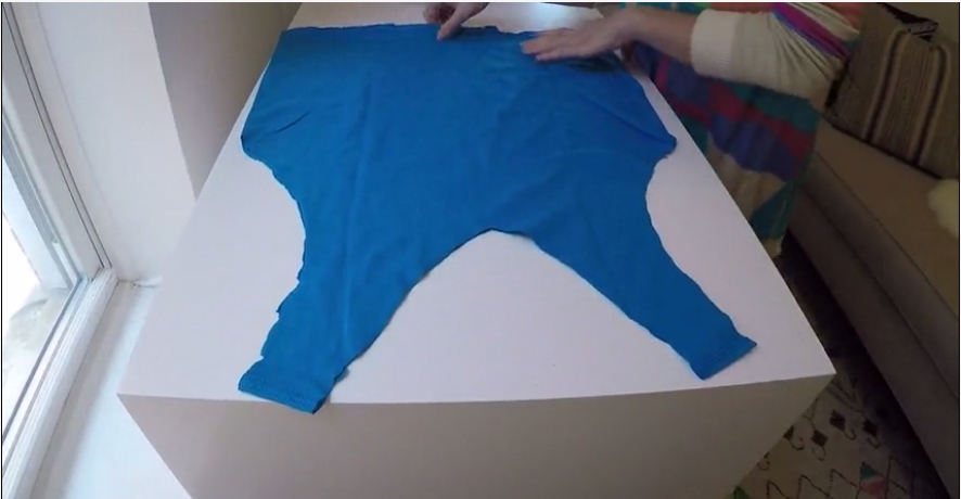 Learn How To Turn Your Old T-Shirt Into A Beach Bag Through This Fantastic Life Hack