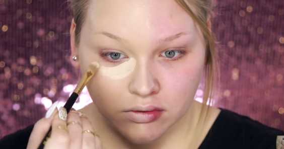 She Applies Makeup On Only Half Of Her Face And When She’s Done, You’ll End Up Speechless
