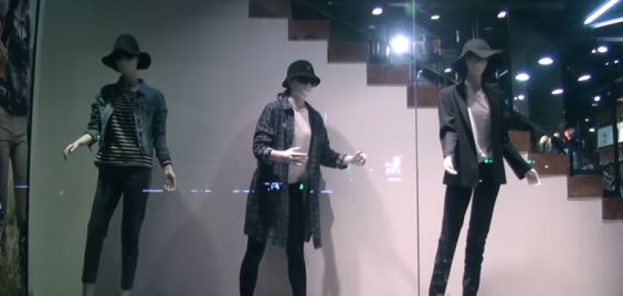Three Mannequins Posing On A Store’s Window, Now Watch What The Mannequin In Between Does