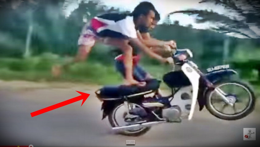 Amazing Acrobatic Poses Made By A Duo In A Running Motorcycle…Heart-Pounding