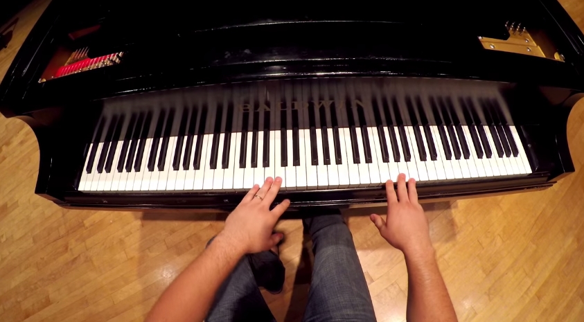 Bizarre Piano Skills Of This Guy Will Drop Your Jaw, Just Like A Virtuoso…