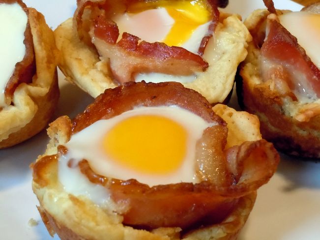 bacon and egg breakfast muffin