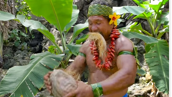 Samoan Way Of Husking A Coconut – Incredible