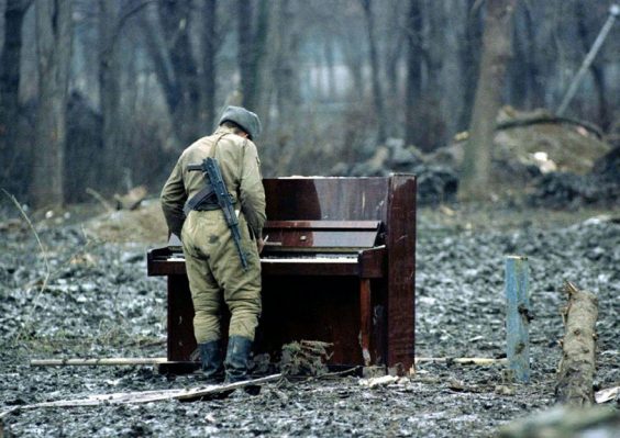 6-a-russian-soldier-playing-an-abandoned-piano-in-chechnya-in-1994