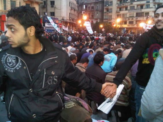 8-christians-protect-muslims-during-prayer-in-the-midst-of-the-2011-uprisings-in-cairo-egypt